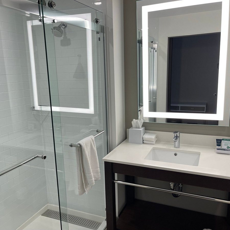 Four Points by Sheraton Newark Christiana Wilmington — Bathroom