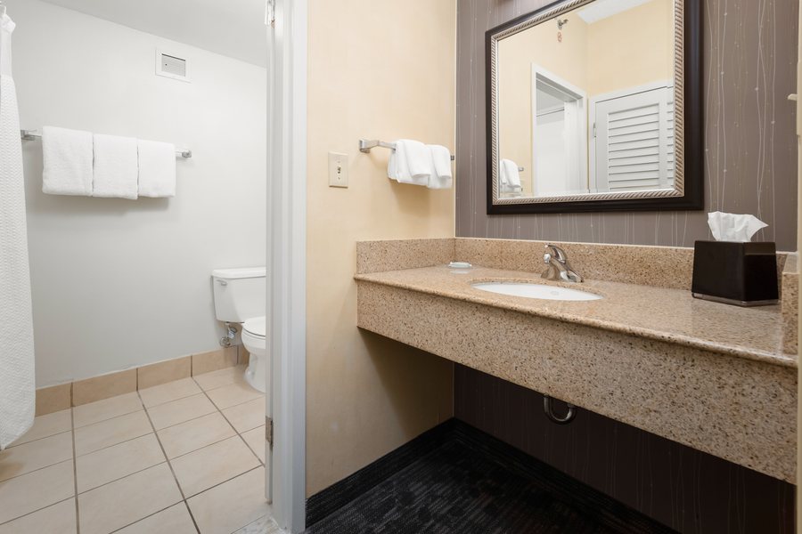 Four Points by Sheraton Oklahoma City Airport — Bathroom