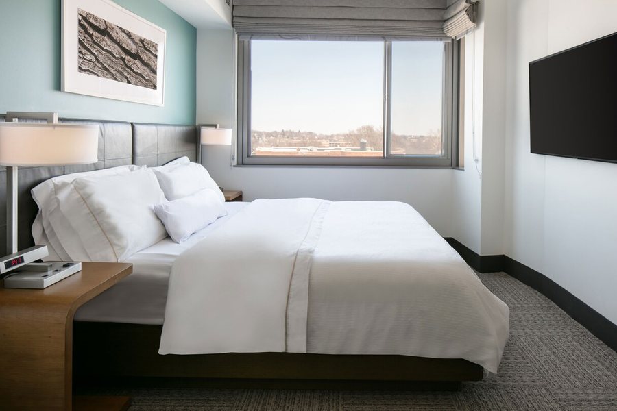 Four Points by Sheraton Omaha Midtown — Guest room