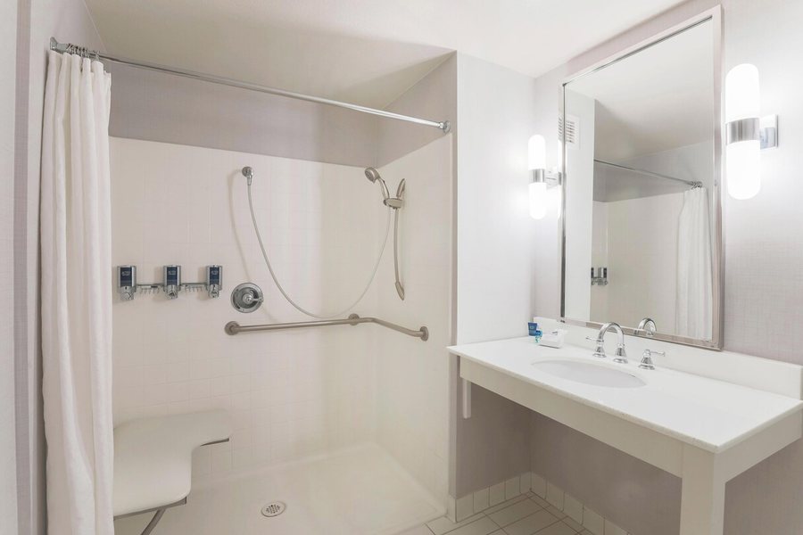 Four Points by Sheraton Ontario Rancho Cucamonga — Bathroom