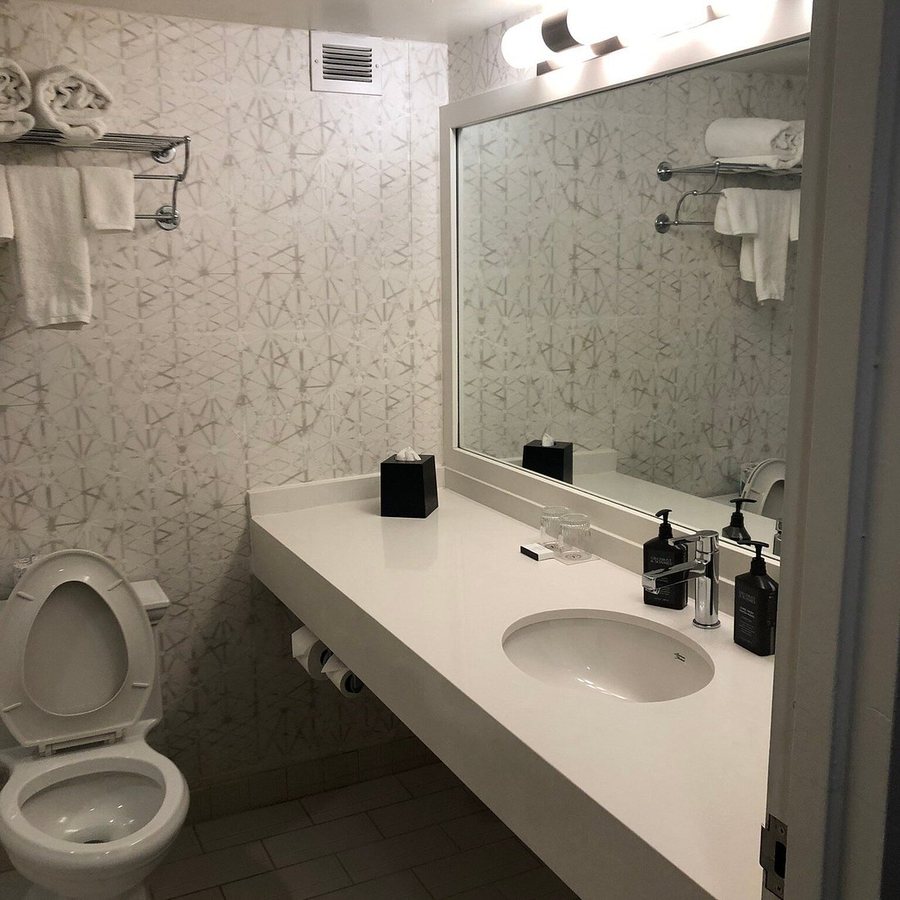 Four Points by Sheraton Philadelphia Airport — Bathroom