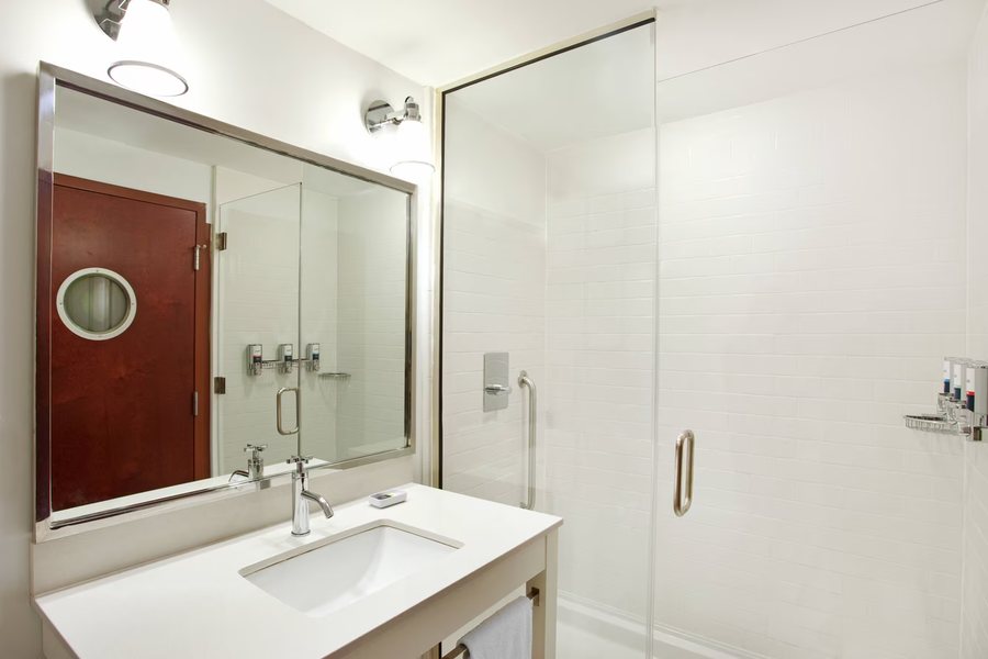 Four Points by Sheraton Philadelphia City Center — Bathroom