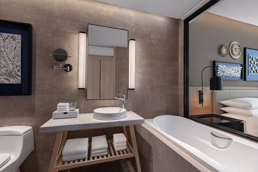 Four Points by Sheraton Phuket Patong Beach Resort — Bathroom