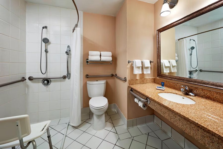 Four Points by Sheraton Pleasanton — Bathroom