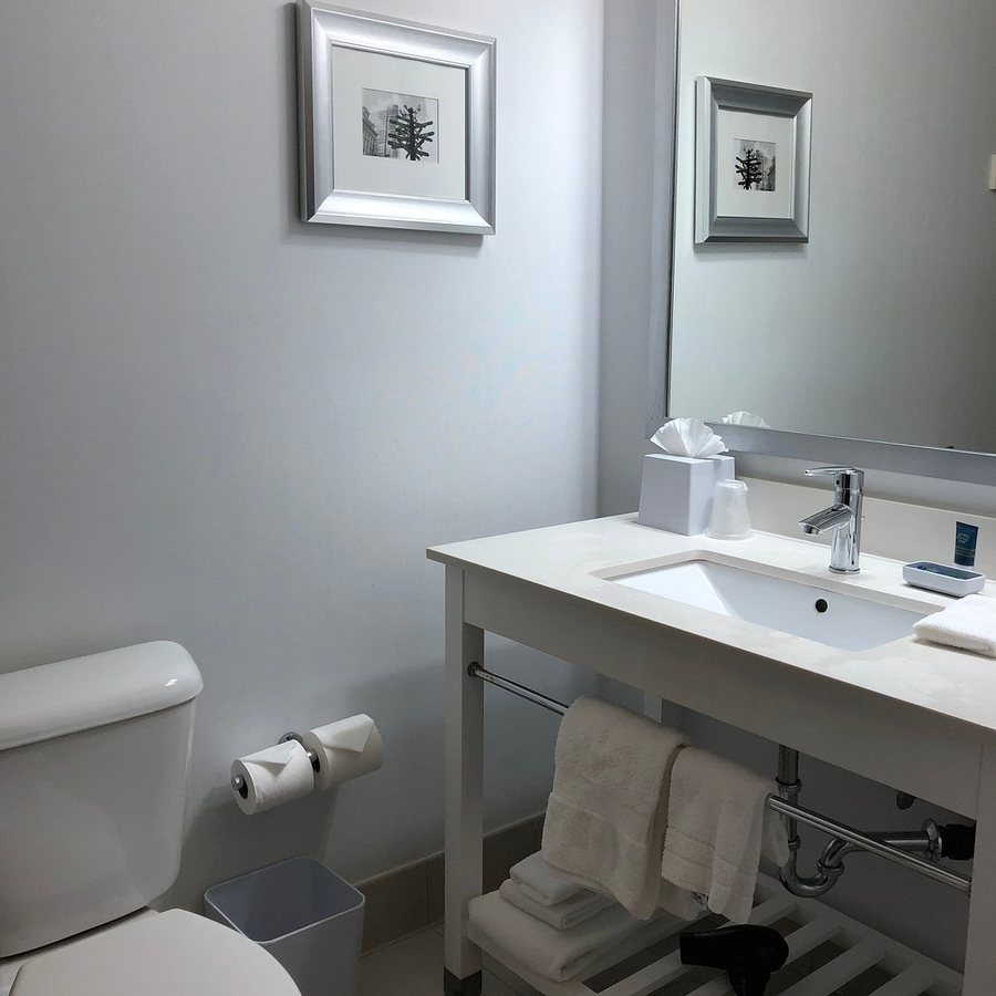 Four Points by Sheraton Portland East — Bathroom