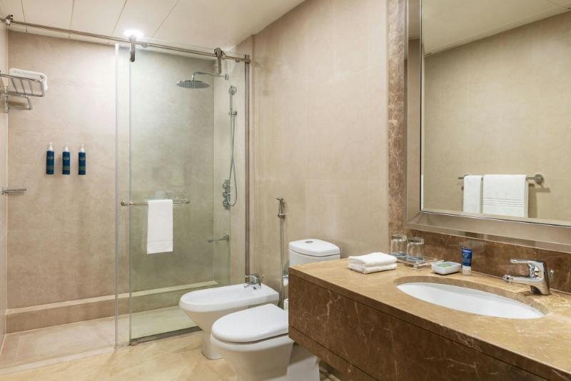 Four Points by Sheraton Production City Dubai — Bathroom