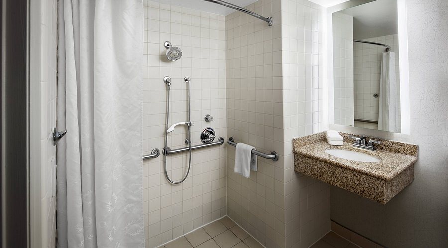 Four Points by Sheraton Raleigh Durham Airport — Bathroom