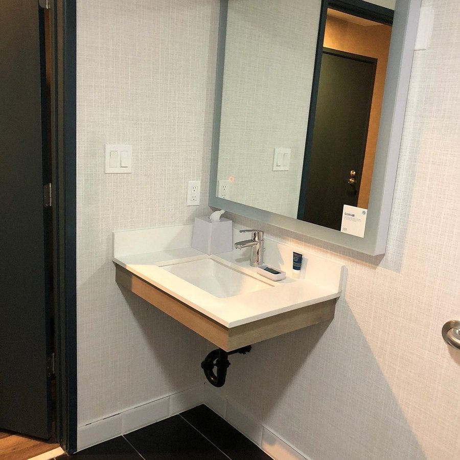 Four Points by Sheraton Salt Lake City Airport — Bathroom