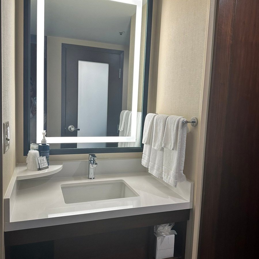 Four Points by Sheraton San Francisco Bay Bridge — Bathroom