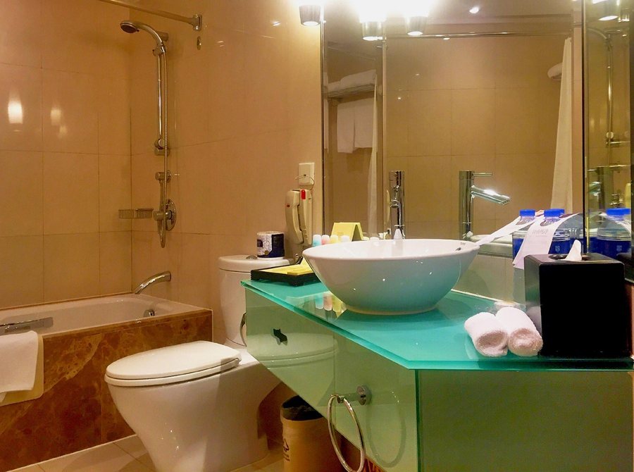 Four Points by Sheraton Shanghai Pudong — Bathroom