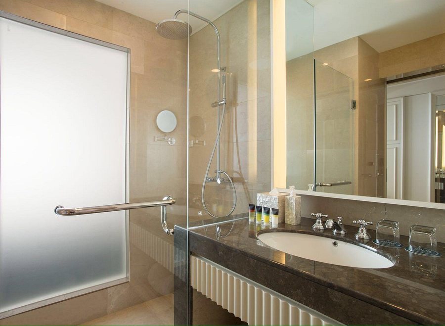 Four Points by Sheraton Singapore Jurong — Bathroom