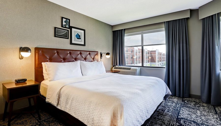 Four Points by Sheraton St Catharines Niagara Suites — Guest room