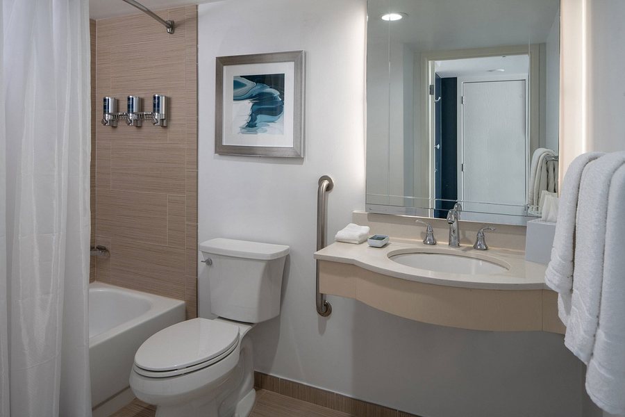 Four Points by Sheraton Tallahassee Downtown — Bathroom