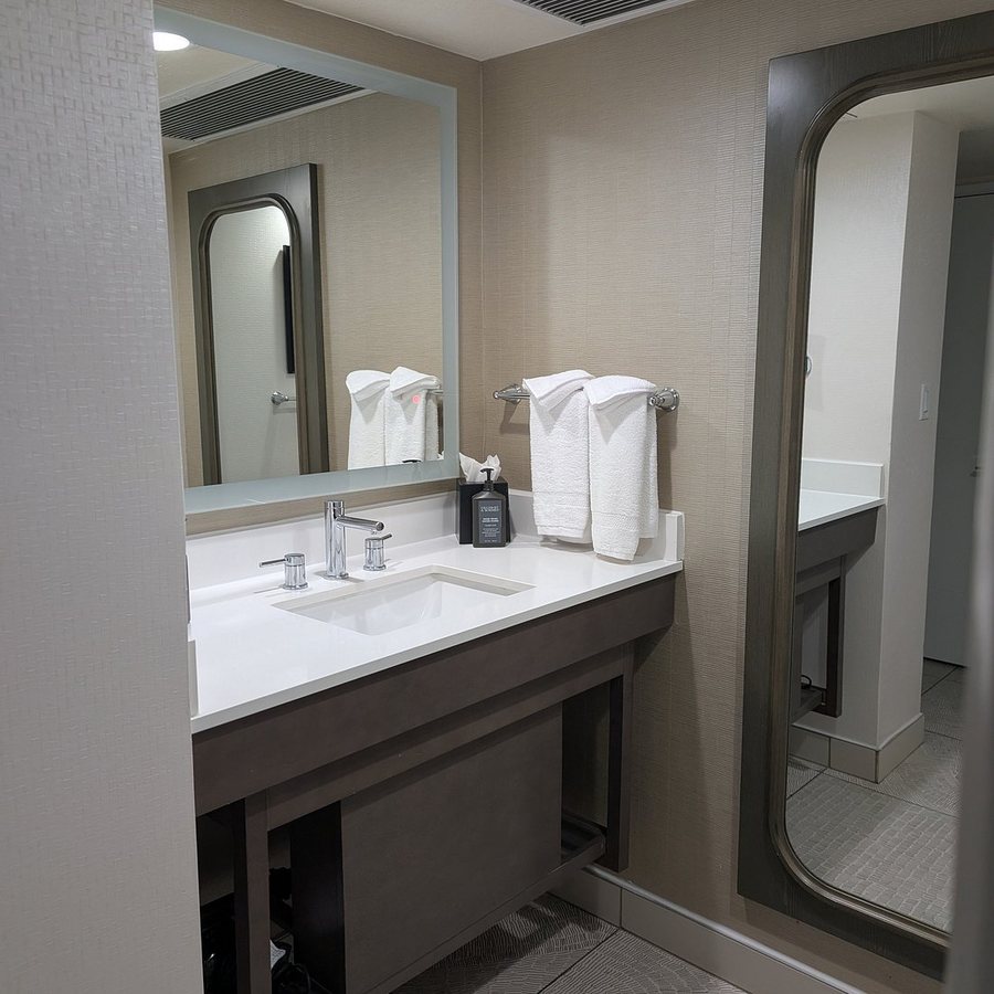 Four Points By Sheraton Tucson Airport — Bathroom