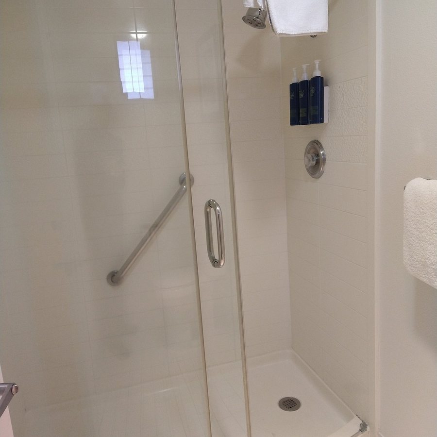 Four Points by Sheraton Ventura Harbor Resort — Bathroom