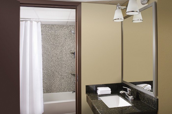 Four Points by Sheraton Virginia Beach Oceanfront — Bathroom