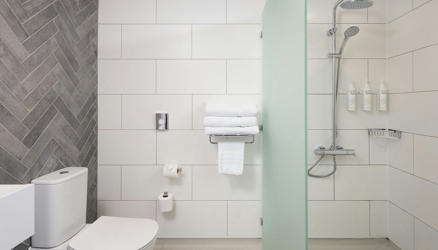 Four Points Flex by Sheraton London Shoreditch East — Bathroom
