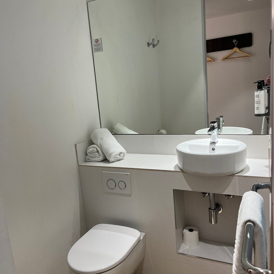 Four Points Flex by Sheraton Madrid Atocha — Bathroom