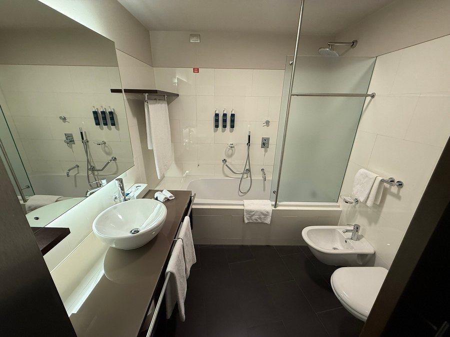 Four Points Flex by Sheraton Parma — Bathroom