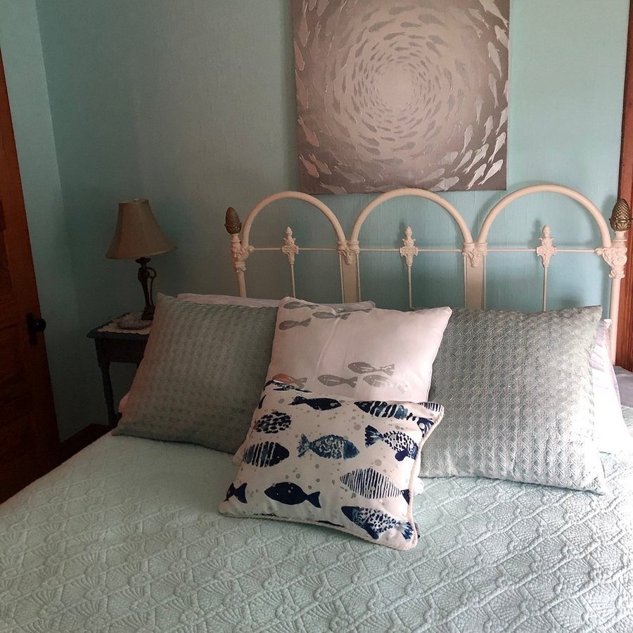 Four Seasons B B at Catawba Point — Guest room
