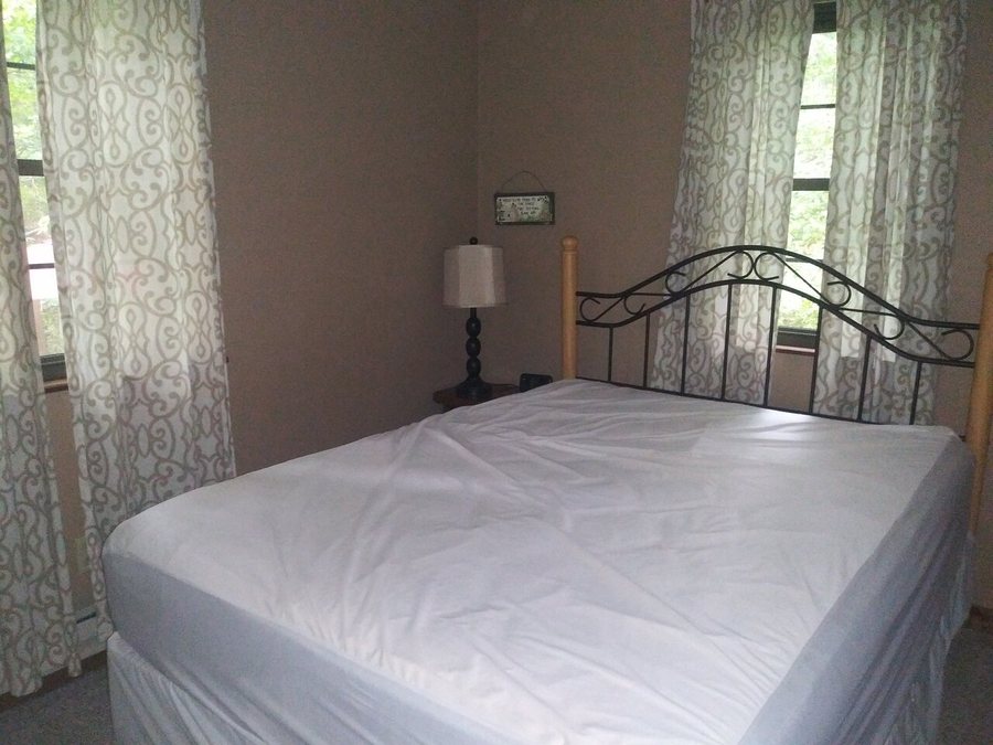 Four Seasons Cabins — Guest room