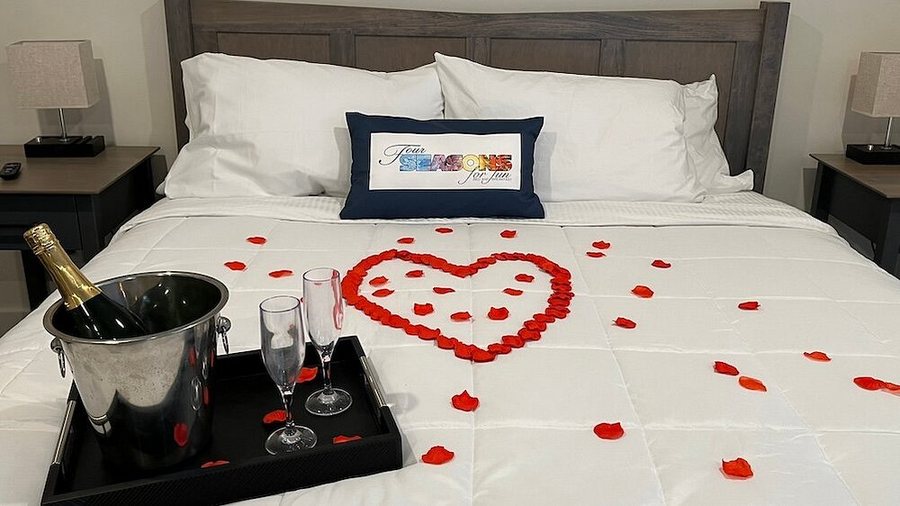 Four Seasons For Fun Bed Breakfast Lakeville Pocono Mountains Region Pennsylvania — Guest room