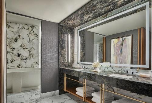 Four Seasons Hotel Austin — Bathroom