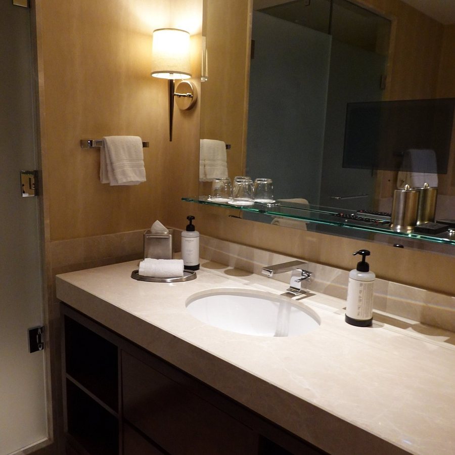 Four Seasons Hotel Baltimore — Bathroom