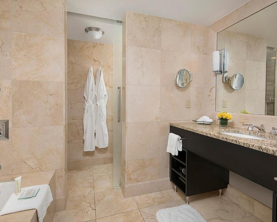 Four Seasons Hotel Chicago — Bathroom