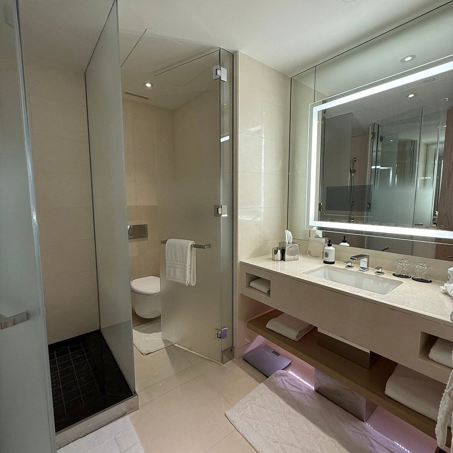 Four Seasons Hotel Dubai International Financial Centre — Bathroom