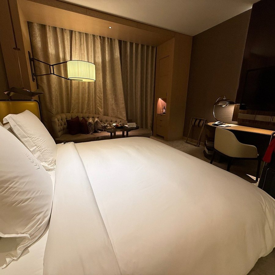 Four Seasons Hotel Dubai International Financial Centre — Guest room