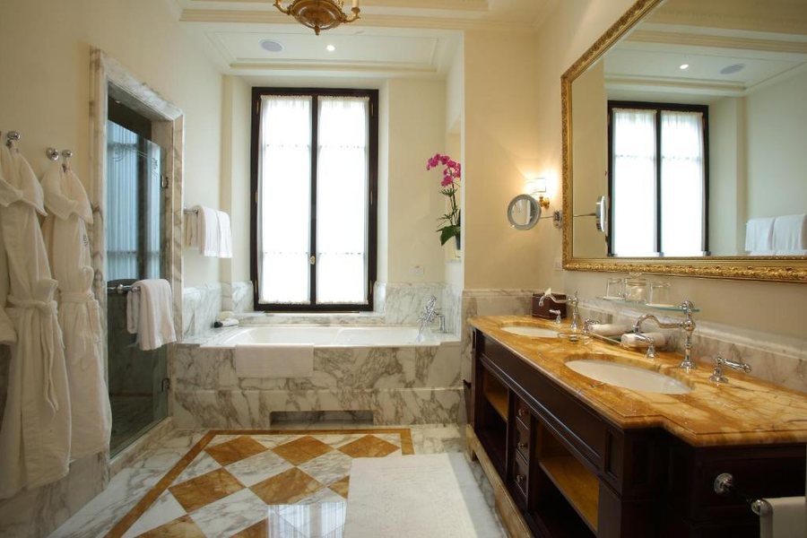 Four Seasons Hotel Firenze — Bathroom
