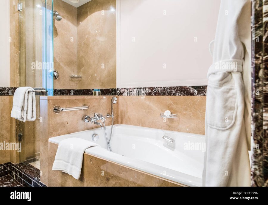 Four Seasons Hotel Gresham Palace Budapest — Bathroom