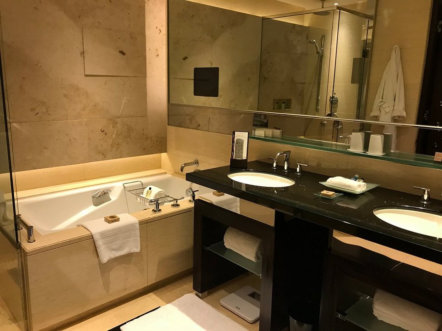 Four Seasons Hotel Hong Kong — Bathroom