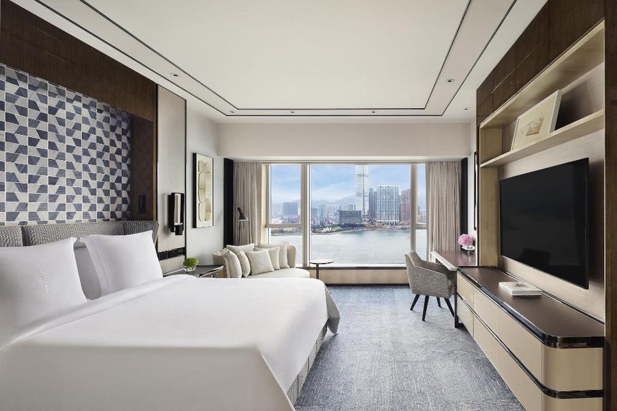 Four Seasons Hotel Hong Kong — Guest room