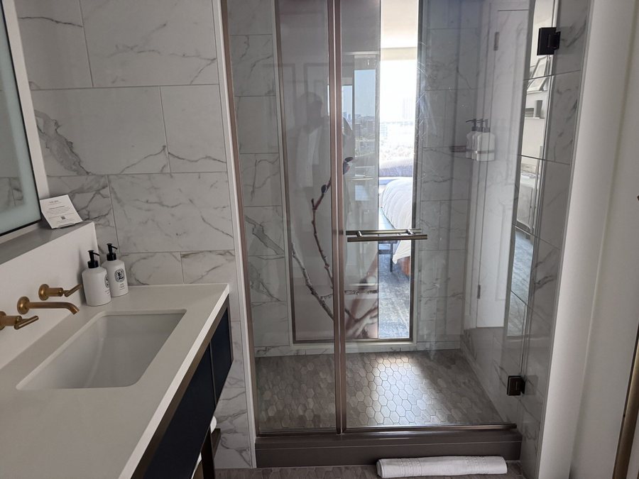 Four Seasons Hotel Houston — Bathroom