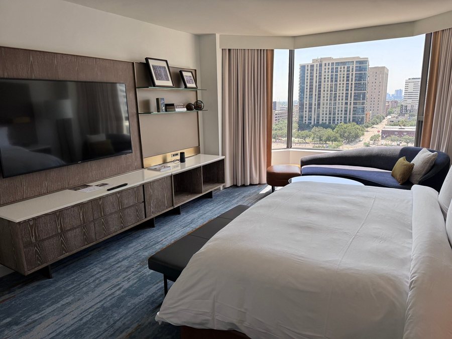 Four Seasons Hotel Houston — Guest room