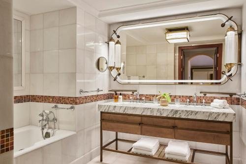 Four Seasons Hotel Istanbul At Sultanahmet Istanbul — Bathroom