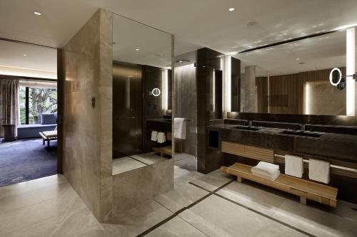 Four Seasons Hotel Kyoto — Bathroom