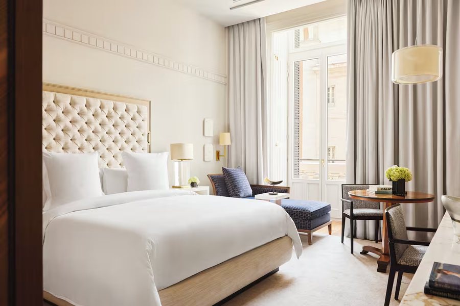 Four Seasons Hotel Madrid — Guest room