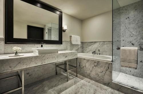 Four Seasons Hotel Mexico City — Bathroom