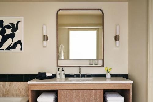 Four Seasons Hotel Miami Miami Florida — Bathroom