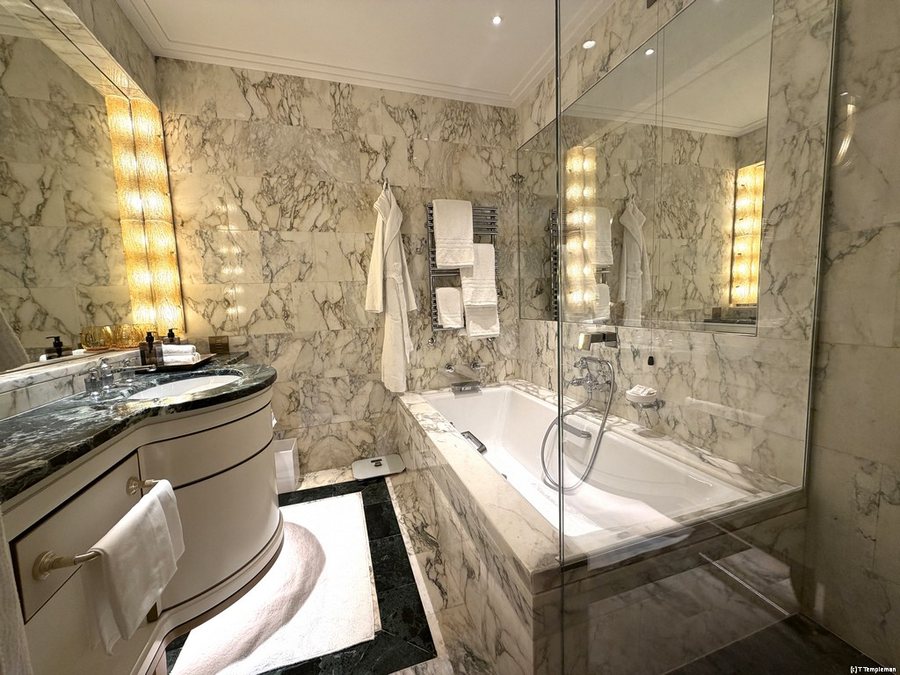 Four Seasons Hotel Milano — Bathroom