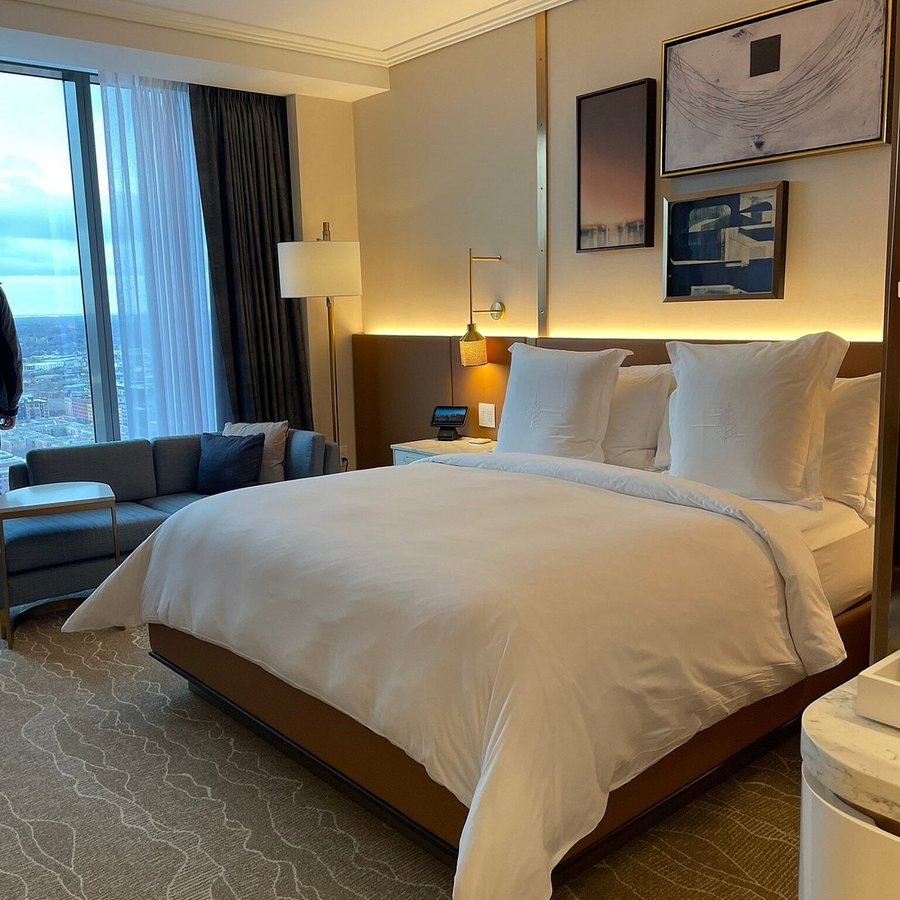 Four Seasons Hotel Minneapolis — Guest room