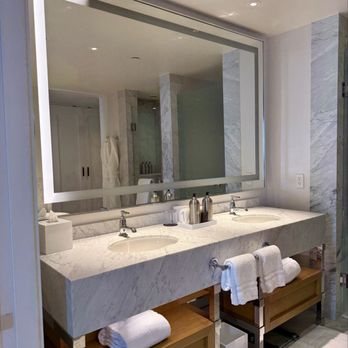 Four Seasons Hotel New Orleans — Bathroom