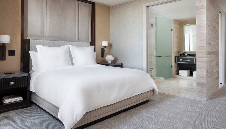 Four Seasons Hotel One Dalton Street Boston — Guest room
