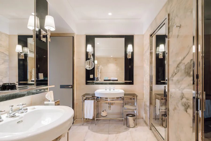 Four Seasons Hotel Ritz Lisbon — Bathroom