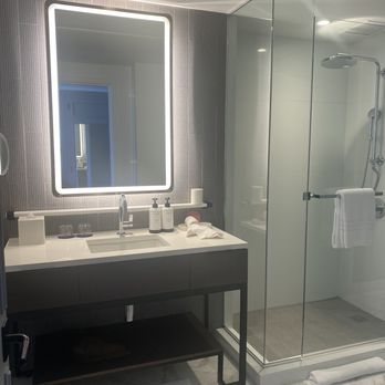 Four Seasons Hotel San Francisco at Embarcadero — Bathroom