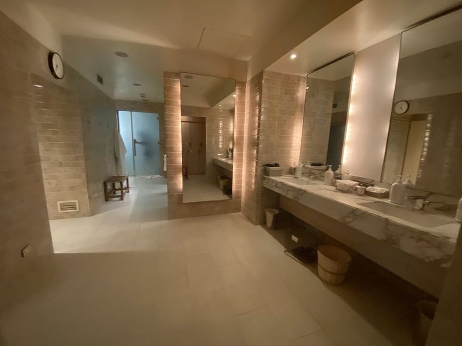 Four Seasons Hotel Seattle — Bathroom