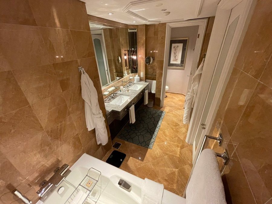 Four Seasons Hotel Singapore — Bathroom